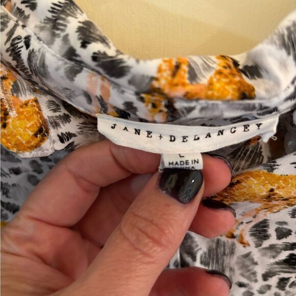 Jane and Delancey Giraffe Print Button Down Shirt - White and Orange - Picture 4 of 6